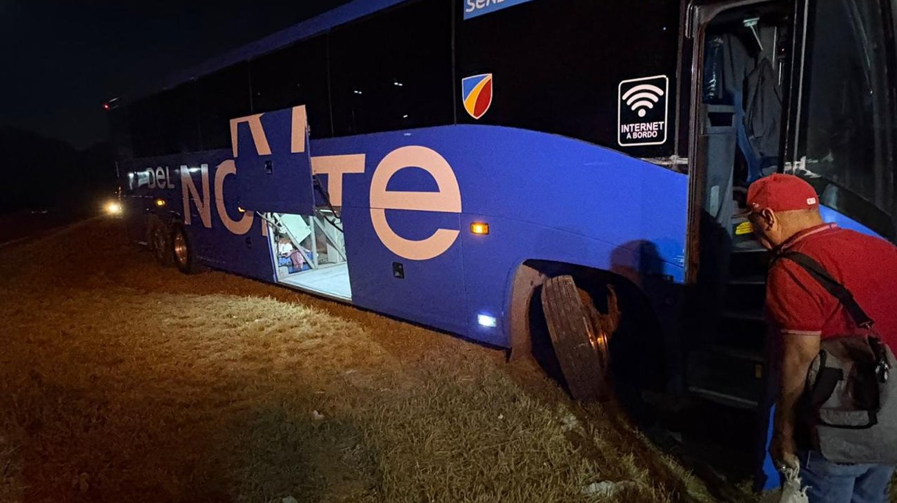 Autobús de pasajeros choca con tráiler en la Monterrey–Saltillo