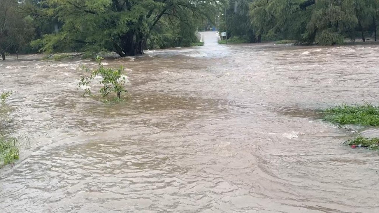 Creciente de ríos provoca cierre al paso de vehículos en vados