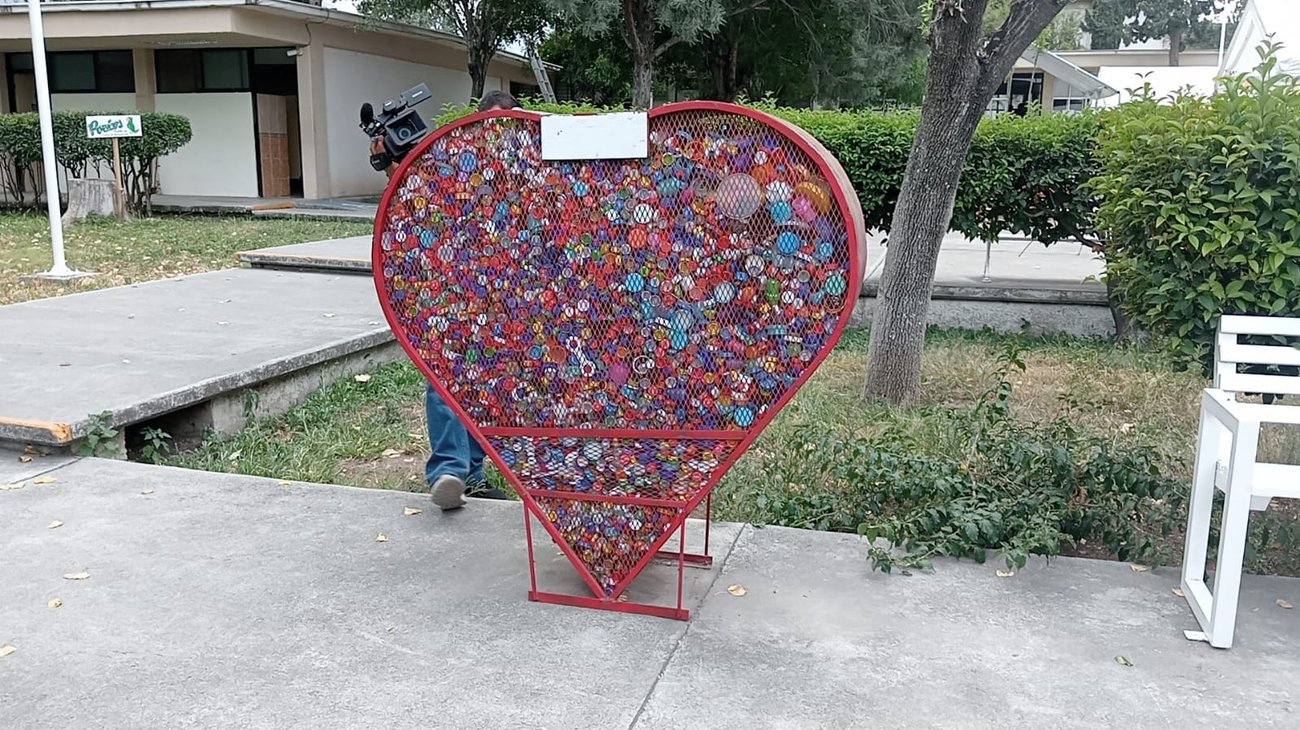 Estudiantes de Comunicación llenan un corazón de taparroscas