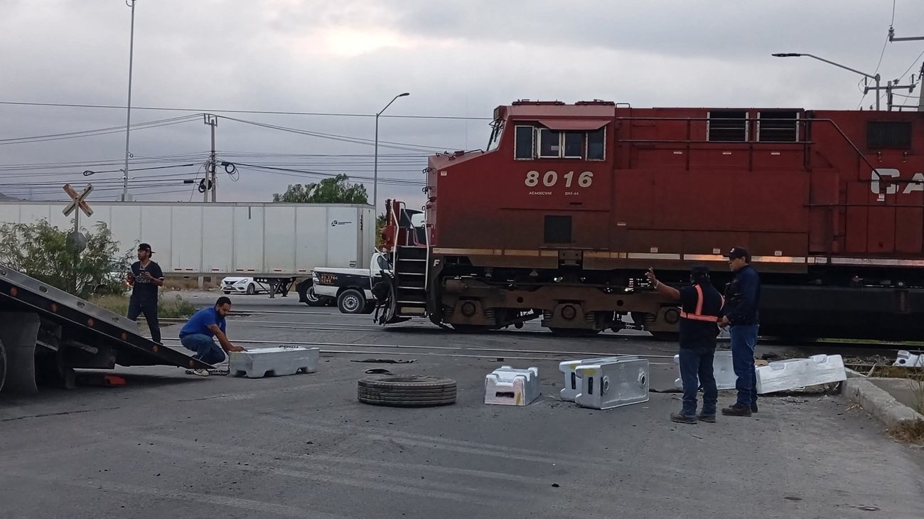 Choque entre tren y tráiler provoca cierre vial en Ramos Arizpe