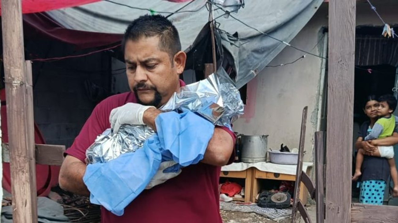 Rescatistas de PC Escobedo reciben a bebé que nació de urgencia