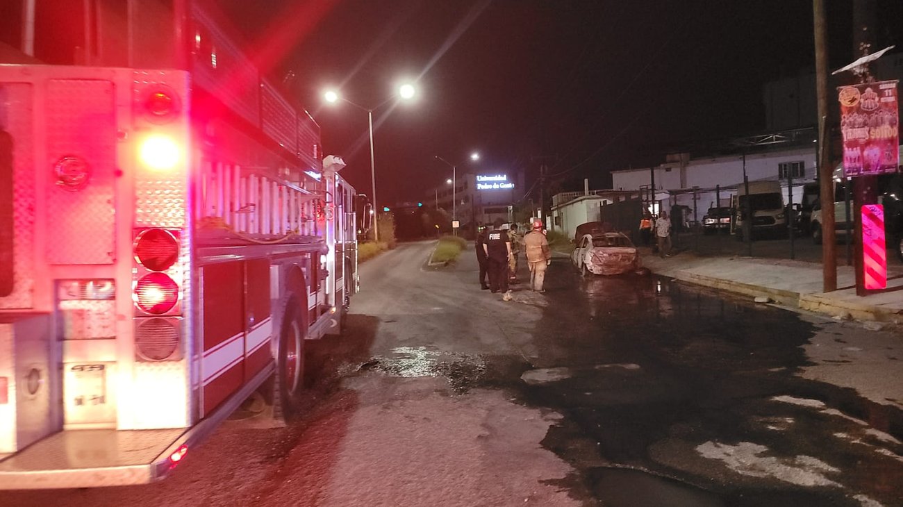 Vehículo se incendia en el Anillo Vial Metropolitano