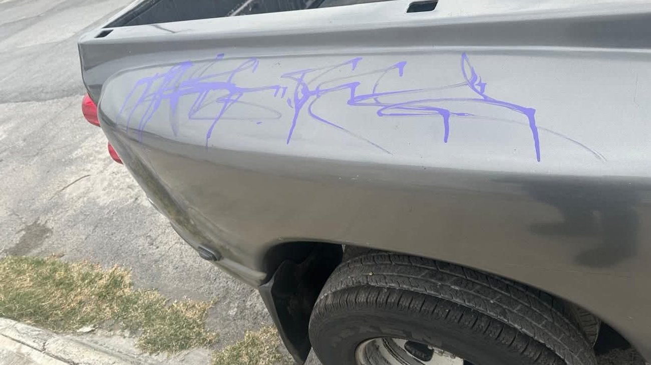 Sorprenden a jóvenes grafiteando autos en Saltillo