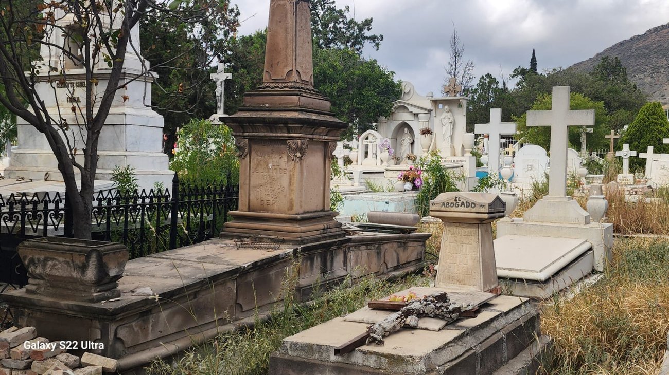 Inician preparativos en panteones de Saltillo para Día de Muertos