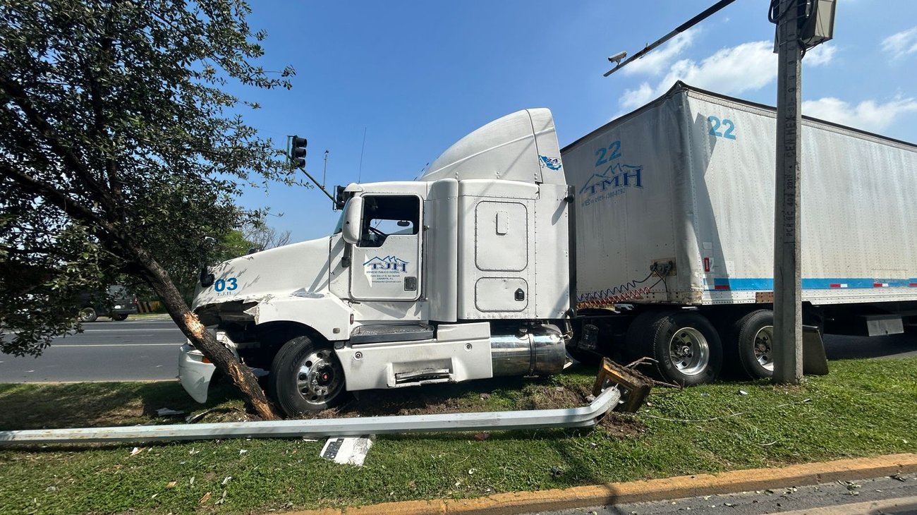 Tráiler derriba poste sobre avenida Revolución; genera caos vial