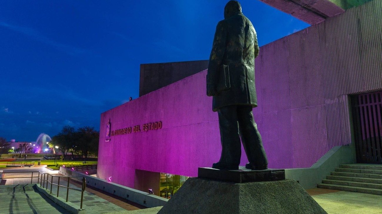 Iluminan de rosa Congreso por lucha contra cáncer de mama