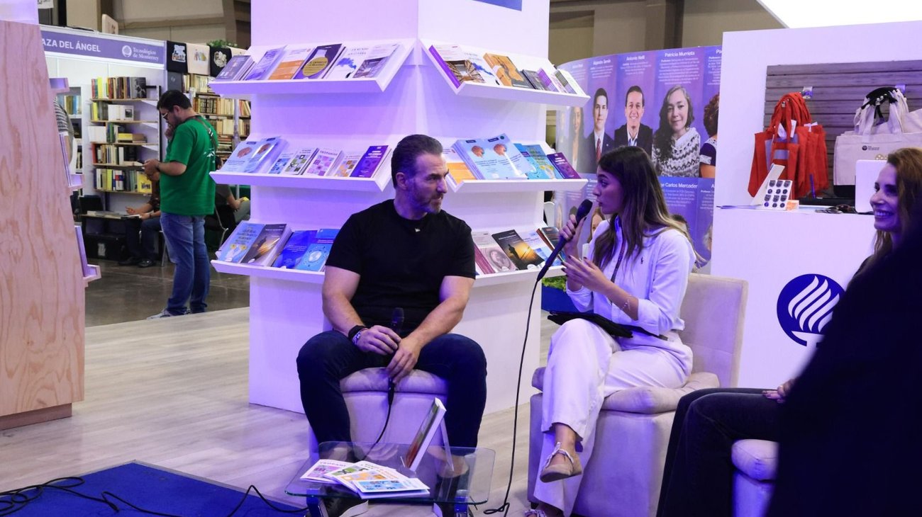 Asiste Adrián de la Garza a clausura de la FIL Monterrey