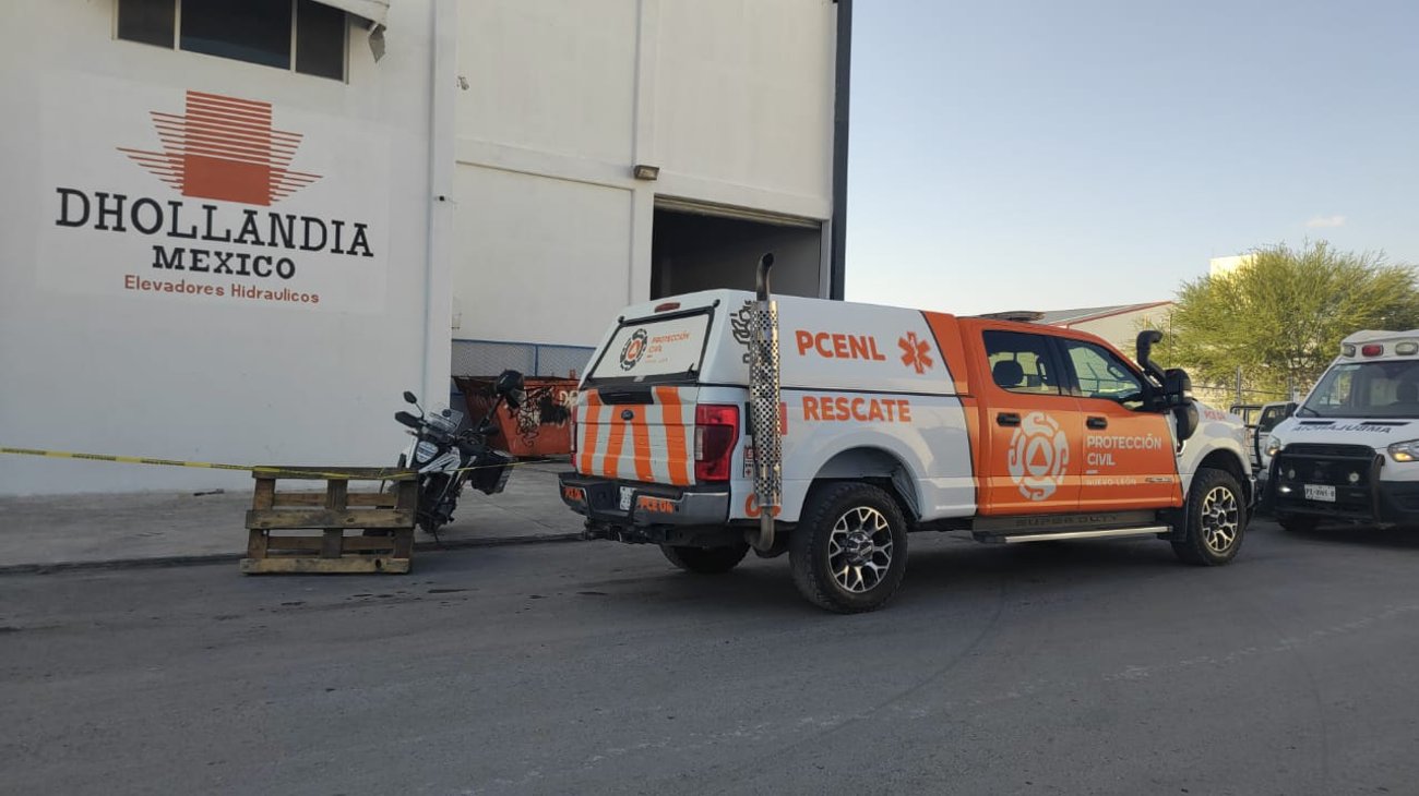 Hombre muere tras caerle un elevador en Salinas Victoria