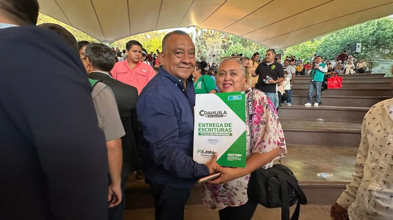 Agremiados de la UNTA reciben escrituras en Saltillo