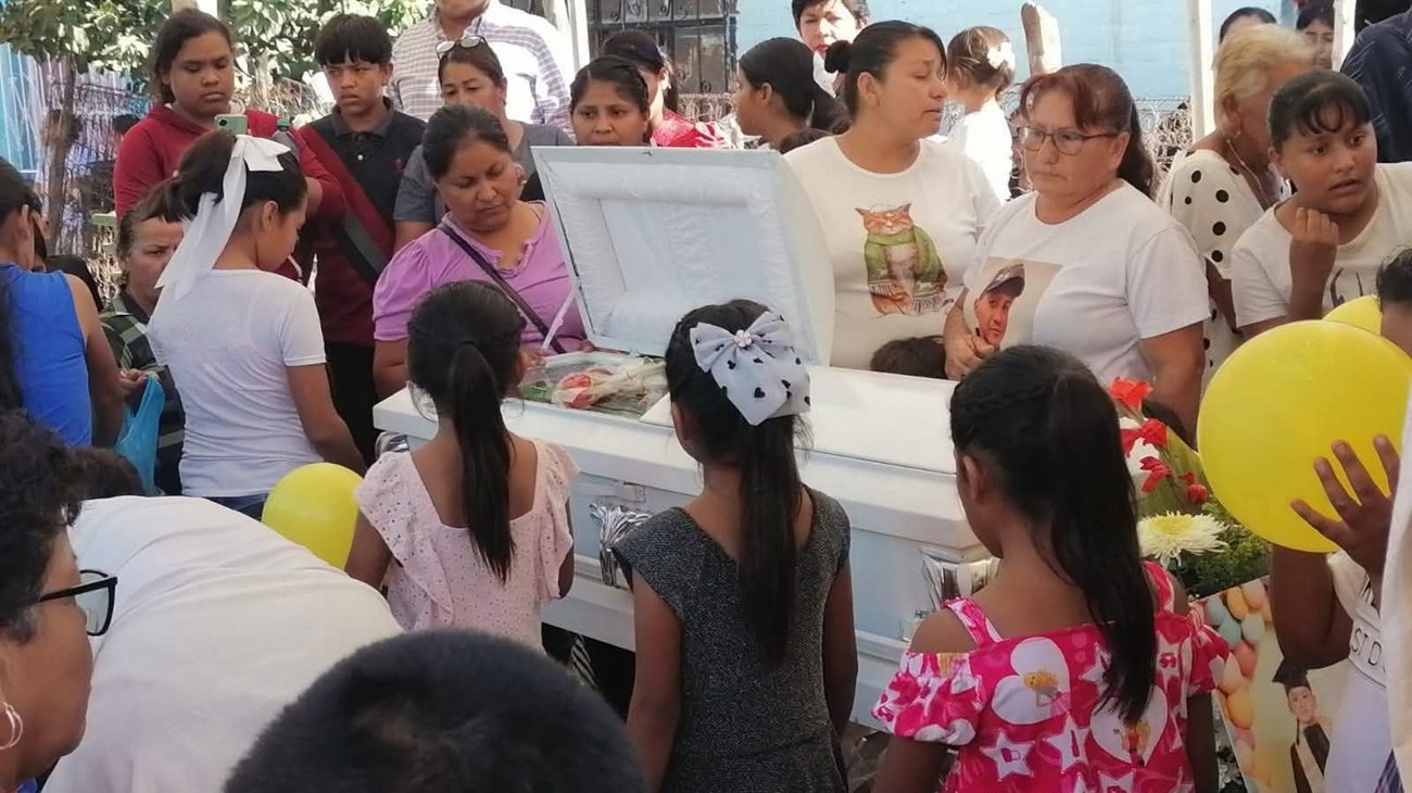 Despiden a Anuel; maestros no acudieron al último pase de lista