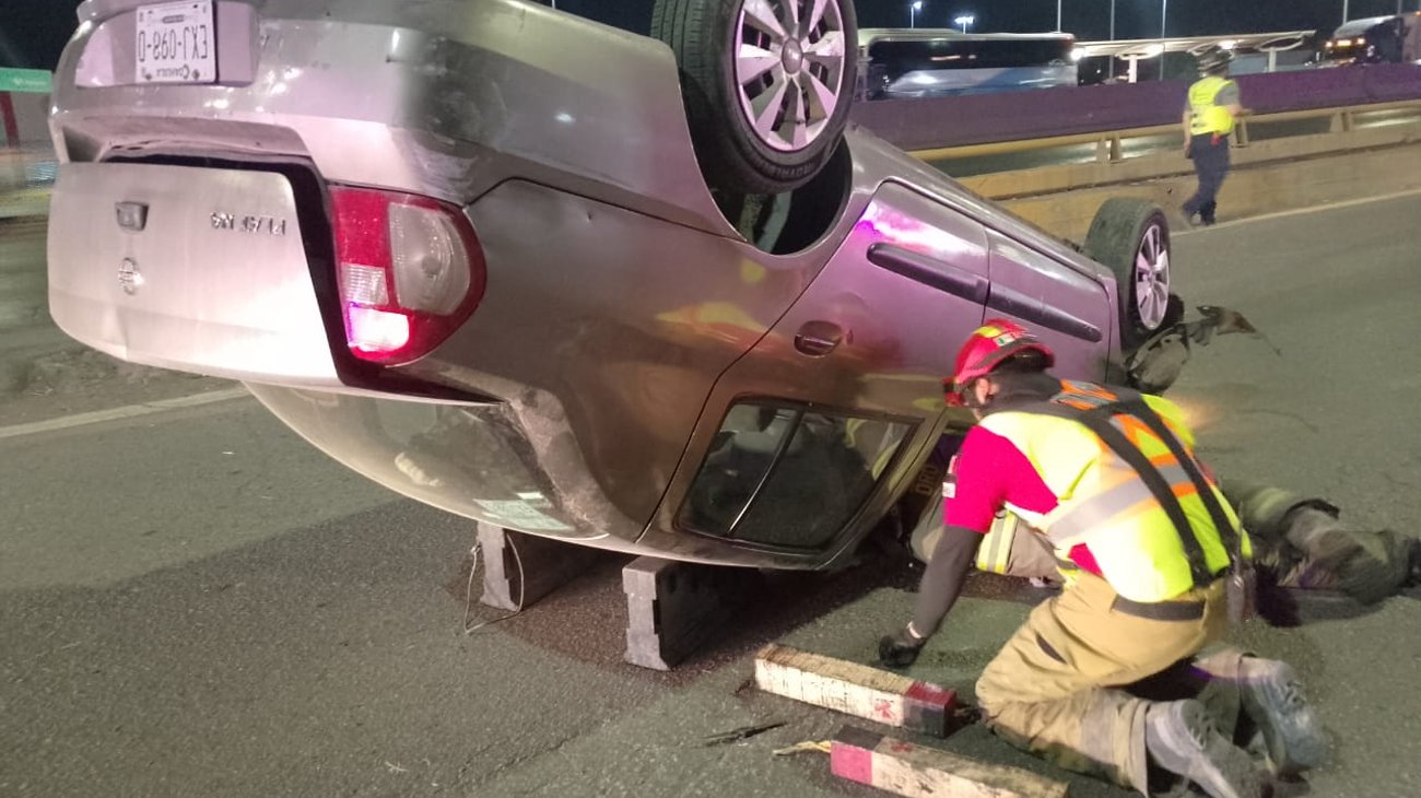 Conductor vuelca su vehículo en bulevar Miguel Ramos Arizpe