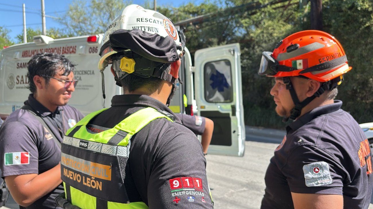 Rescatan a hombre que pasó 14 horas atrapado en barranco 