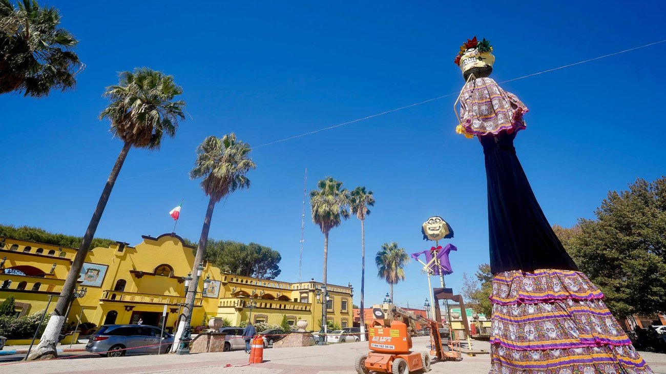 Instalan en Ramos Arizpe una Catrina monumental de 20 metros