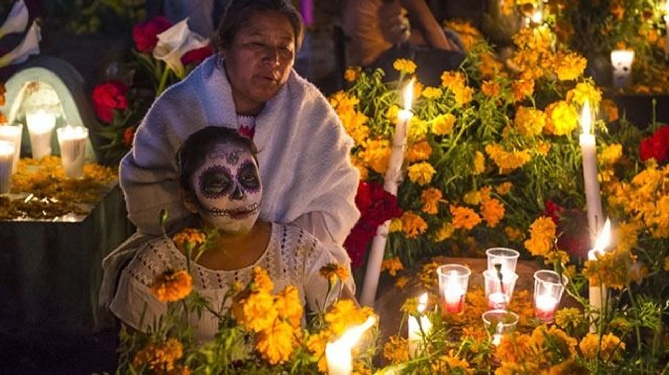 Honra a las 'ánimas aolas' con ofrendas y luz