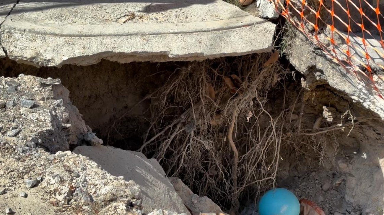 Mujer Teme que socavón se ‘trague’ su casa en Nuevo Laredo