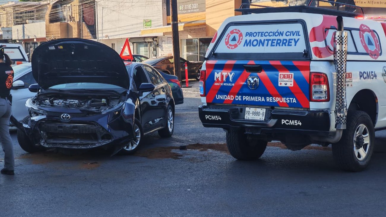 Se registra choque en Centro de Monterrey y colapsa vialidad