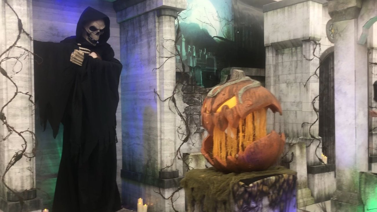 Abarrotan familias del norte tiendas por compras de Halloween