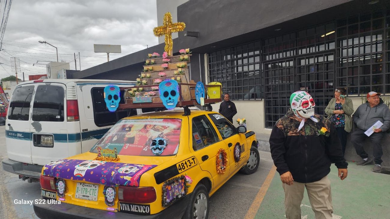 Renotaxi celebra Día de Muertos con altar rodante en Saltillo
