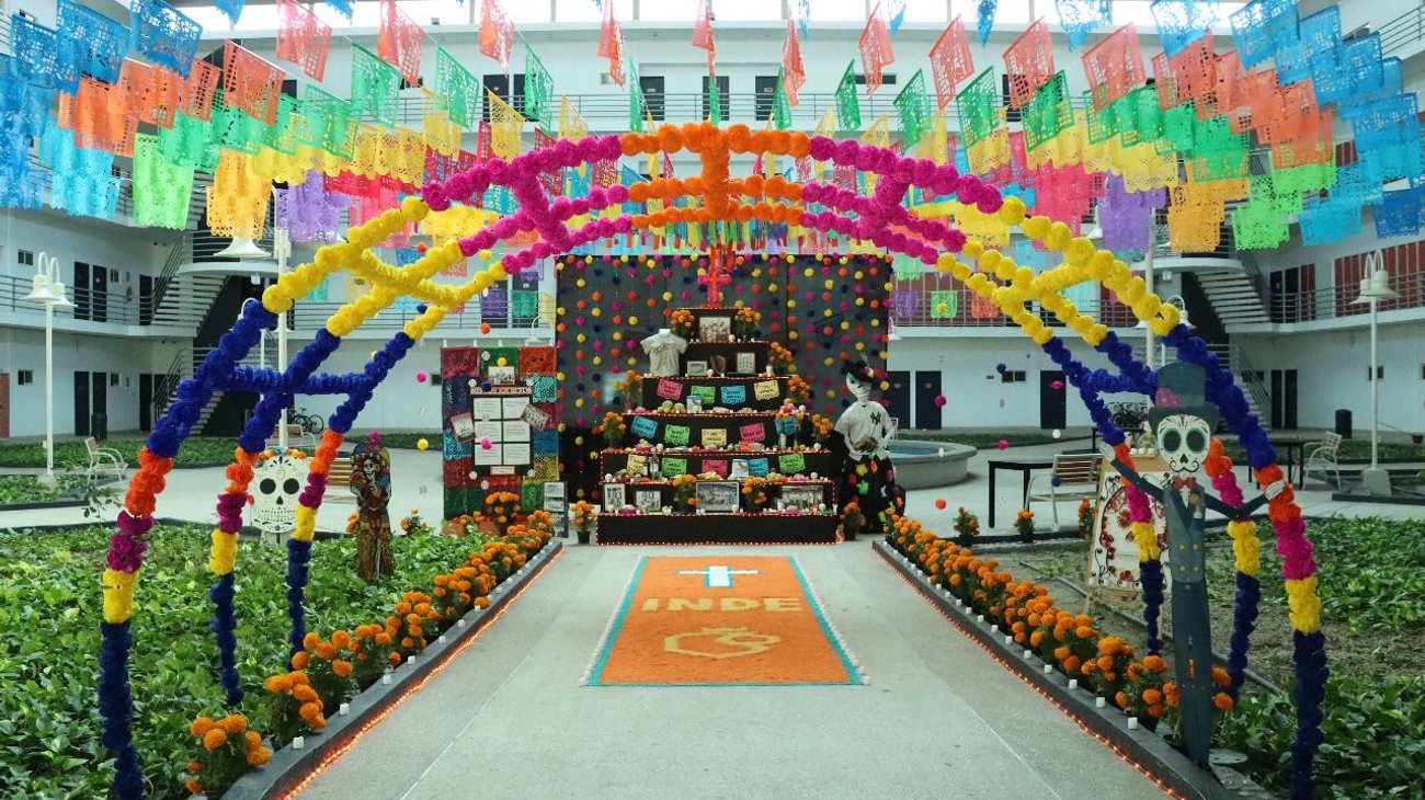 Honran a los Niños Campeones del 57 con altar de muertos