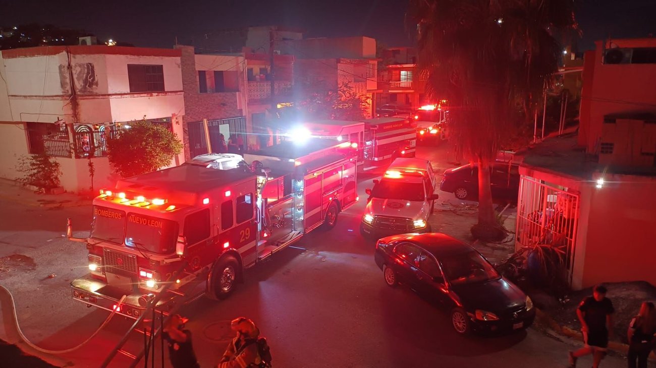Incendio en vivienda abandonada causa movilización en Monterrey