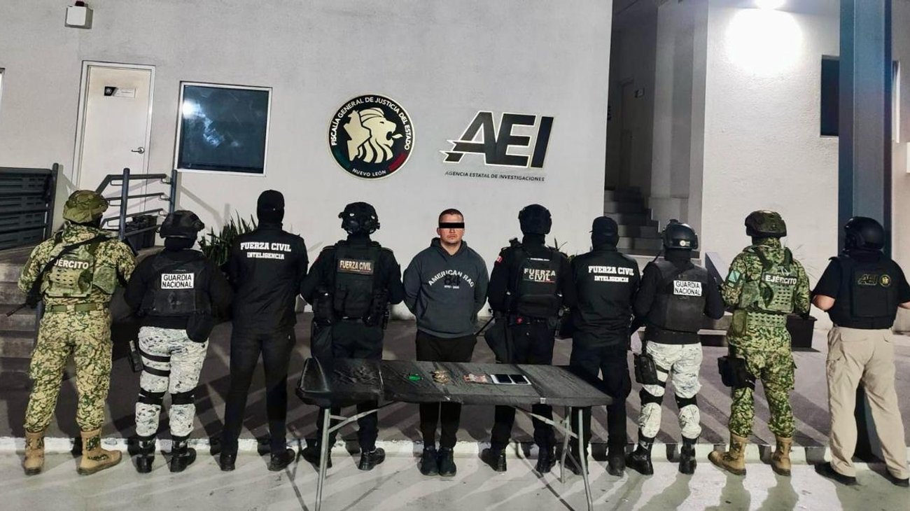 Detienen a hombre con droga y orden de aprehensión en Escobedo