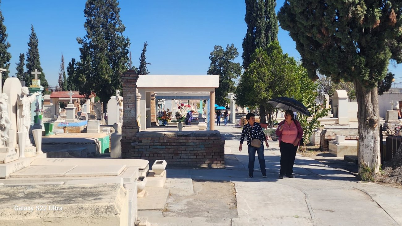 Visitas a panteones continuaron pese a cierre oficial de cifras