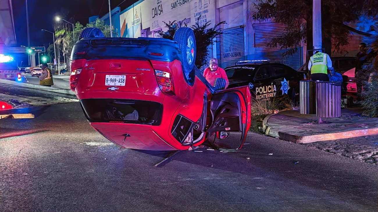 Vuelca camioneta sobre avenida Colón en Monterrey