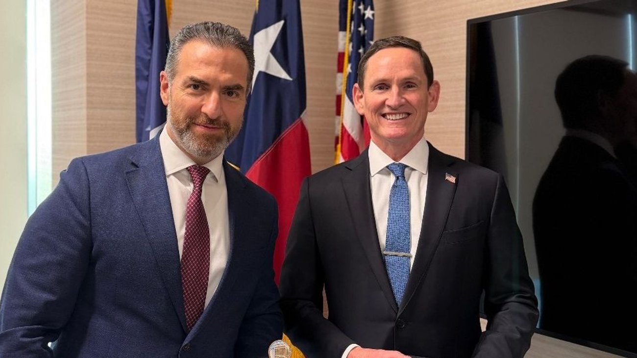 Inicia Adrián de la Garza gira de trabajo por Dallas