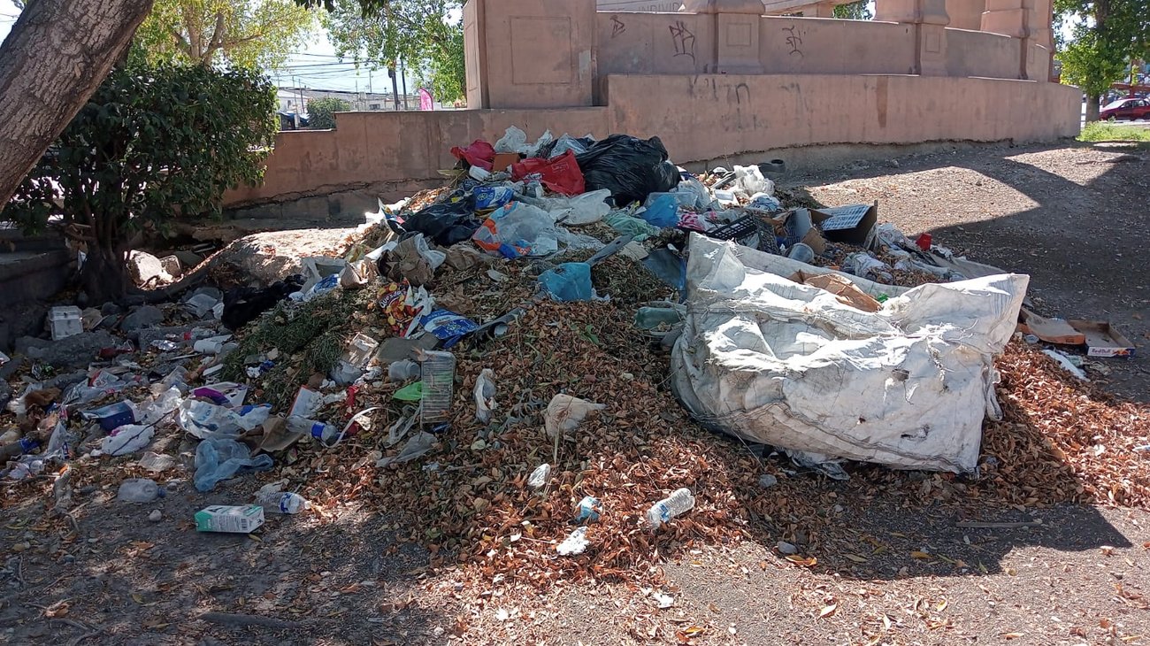 Reportan acumulación de basura en monumento a Juárez en Saltillo