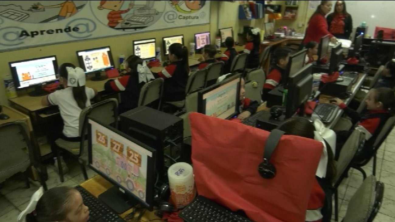 Estudiantes aprenden jugando en el aula de medios de primaria