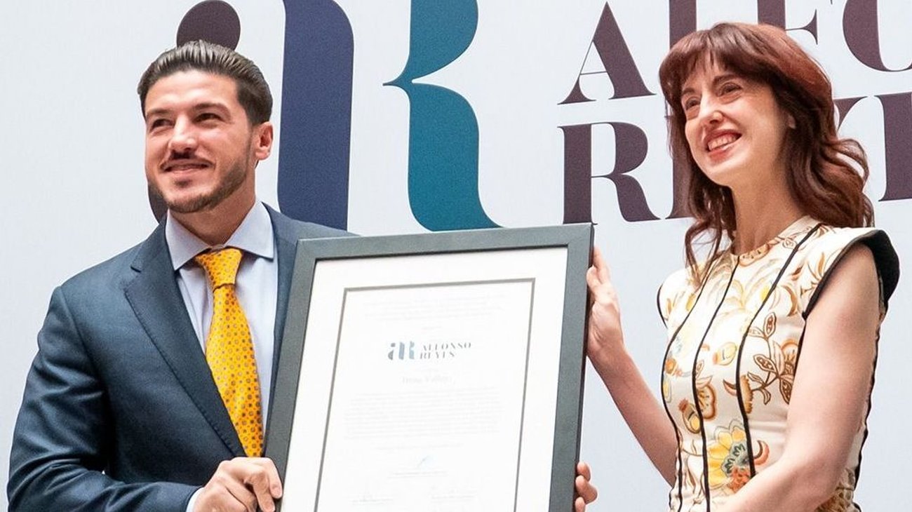 Recibe Irene Vallejo el Premio Nuevo León Alfonso Reyes
