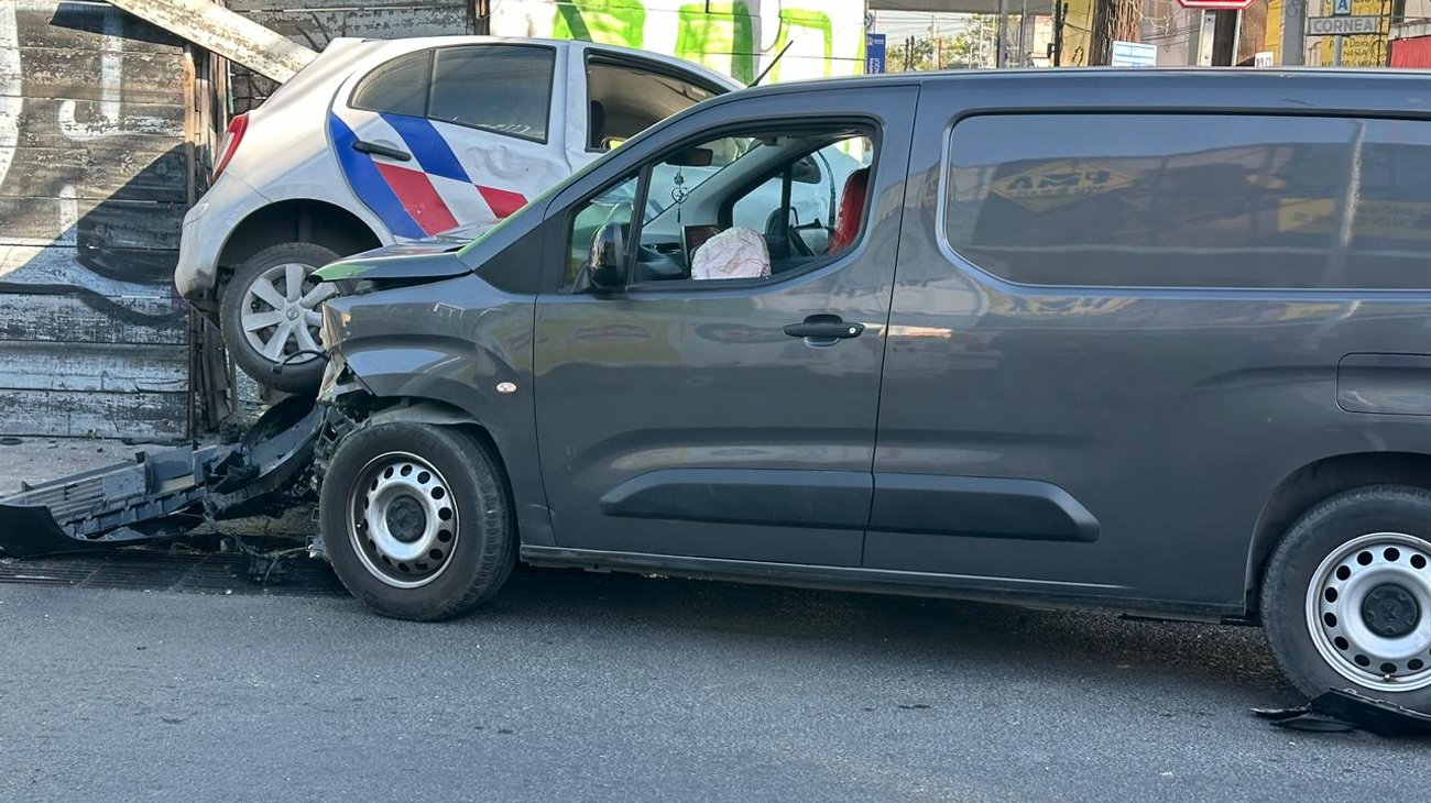 Choque en el centro de Monterrey deja a conductor atrapado
