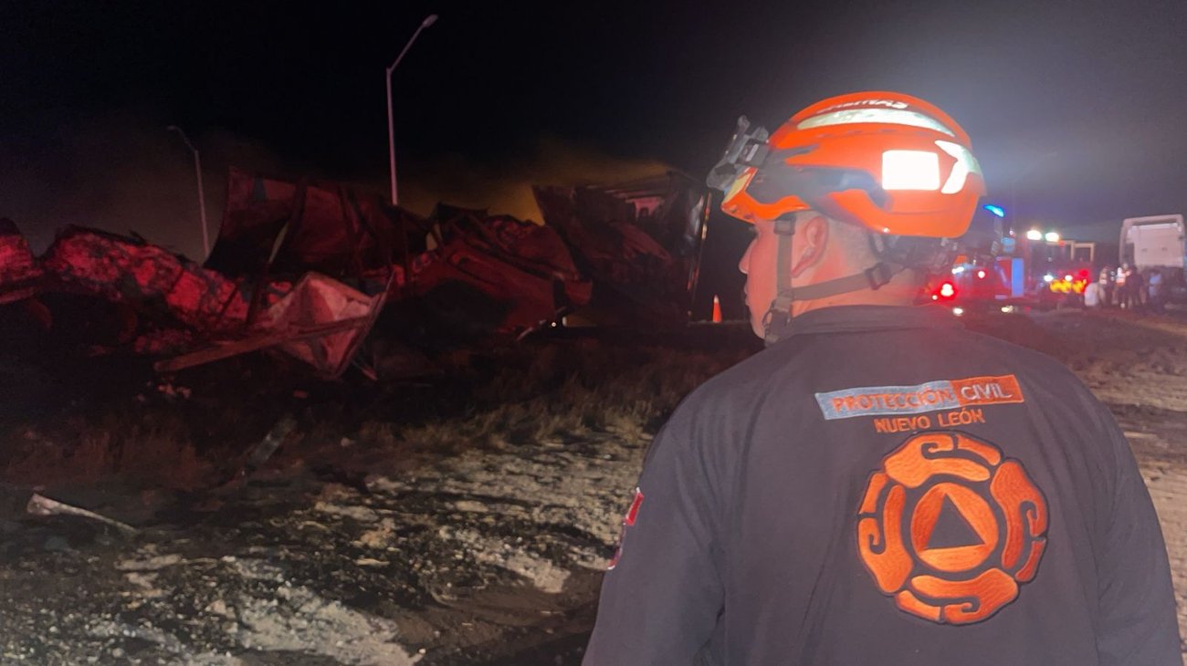 Se incendia tráiler en Autopista a Nuevo Laredo 
