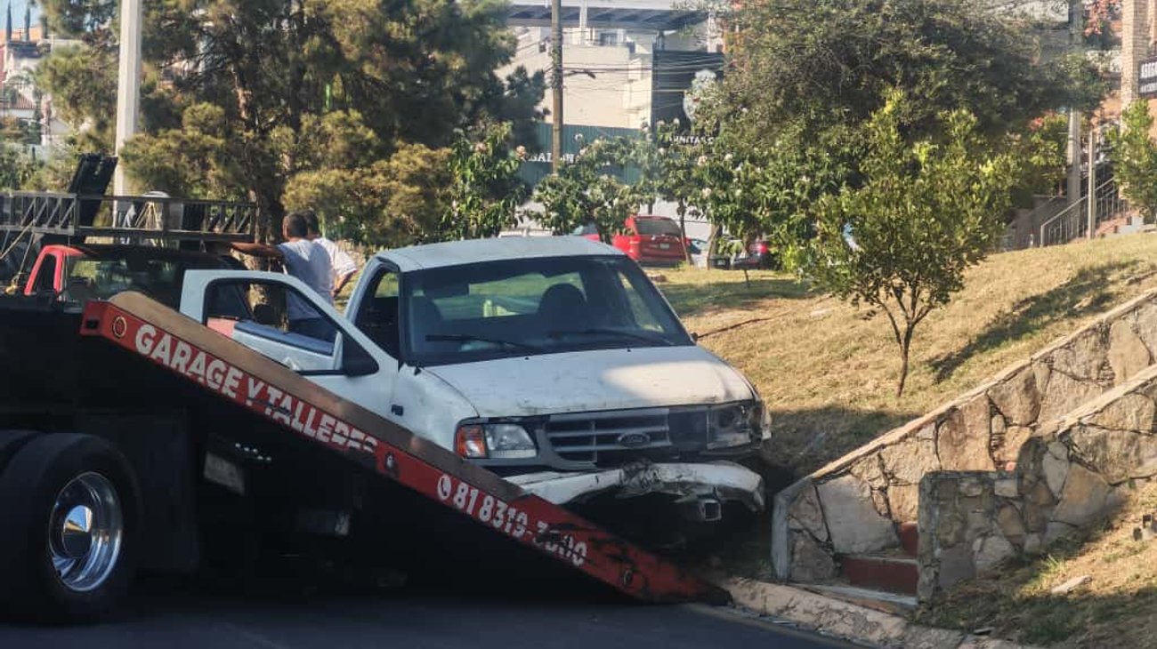 Camioneta se queda sin frenos y ocasiona daños en San Jerónimo