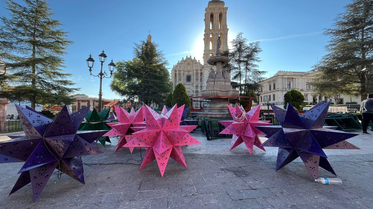 Arranca la instalación del pino navideño en Plaza de Armas