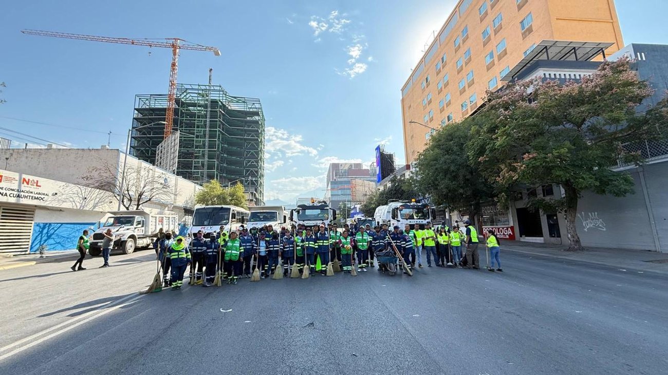 Recolecta Monterrey dos toneladas de basura tras desfile