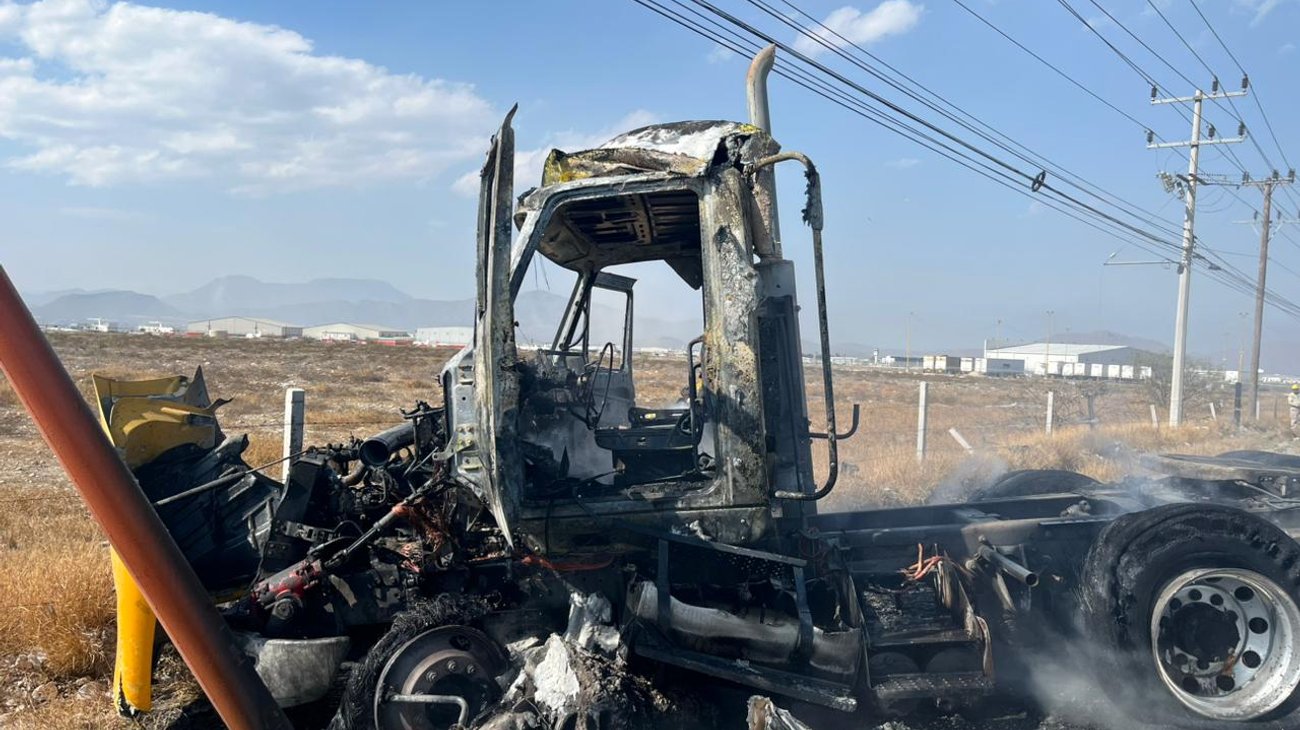 Tractocamión se incendia tras choque en libramiento Óscar Flores