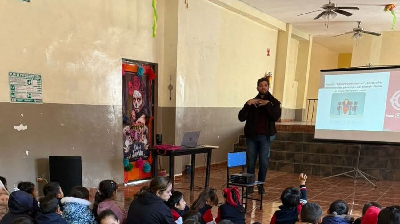 Capacitan sobre derechos humanos en Instituto El Faro de Saltillo