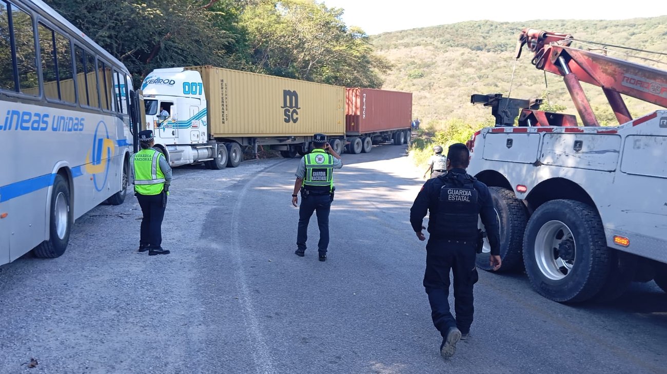 Liberan tramo de la Federal 80 tras volcadura de tráiler
