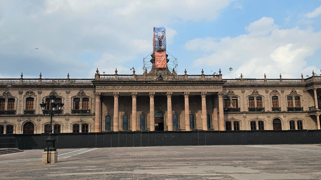 Blindan autoridades Palacio de Nuevo León por marcha 25N