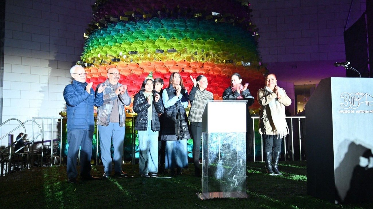 ¡Brilla ya la Navidad! Encienden pino en el Museo de Historia