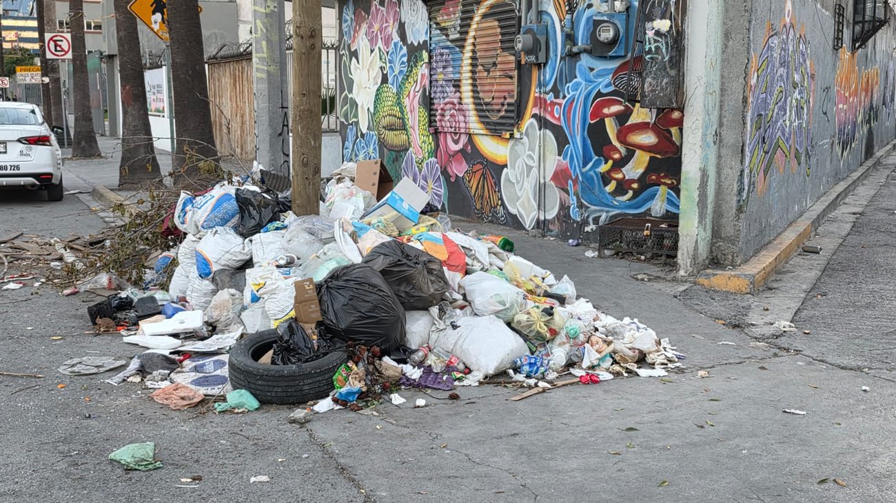 Vecinos denuncian acumulación de basura en banqueta de Monterrey