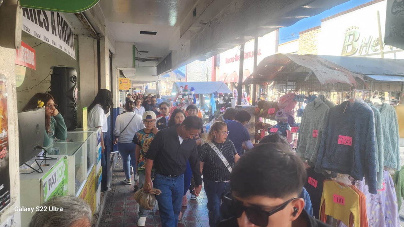 Miles abarrotan el Centro de Saltillo en inicio navideño