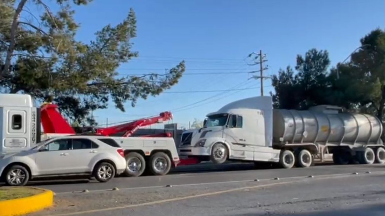 Aseguran tráiler con pipa de combustible sin documentación