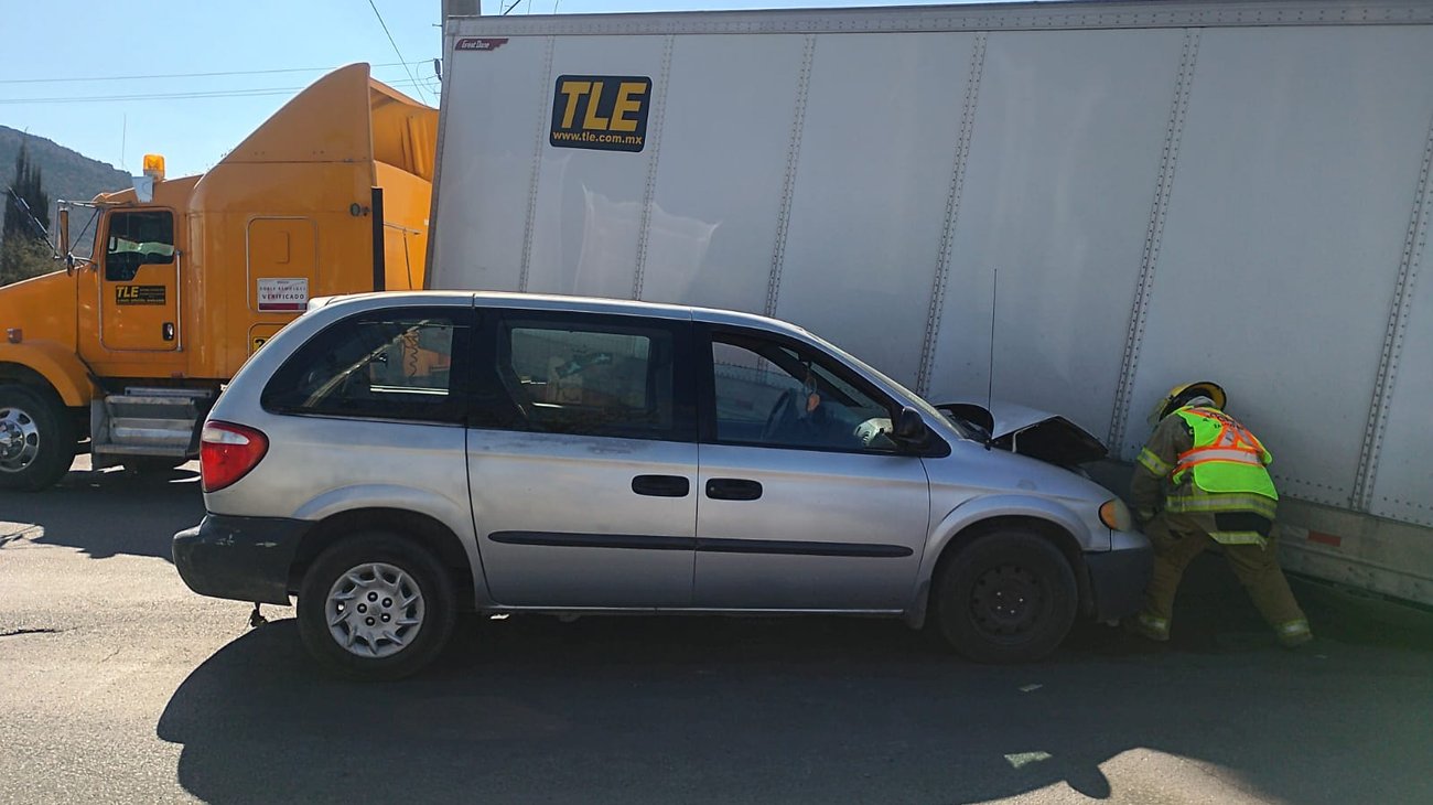 Tráiler intenta ganarle al tren y chocan en carretera Los Pinos