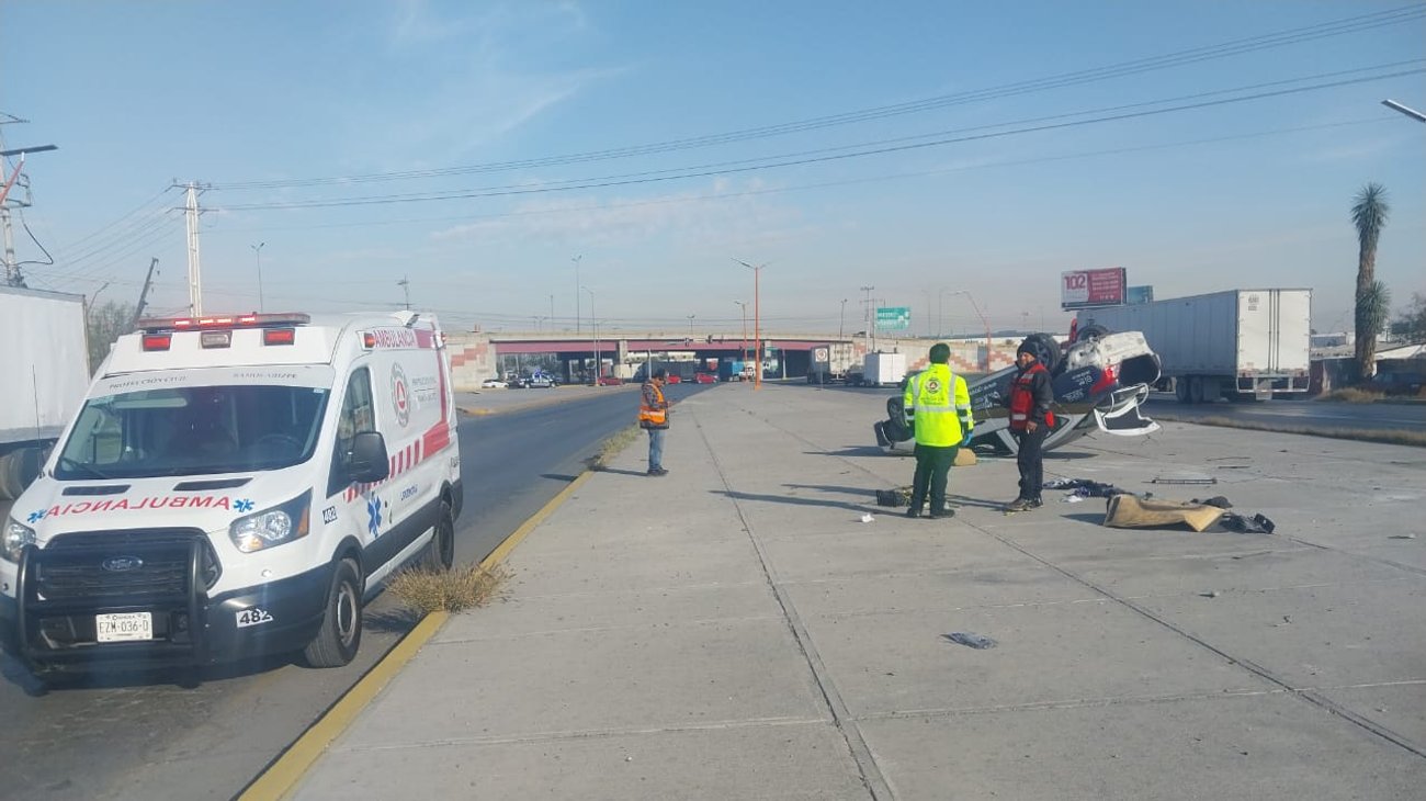 Conductor termina volcado en el Libramiento Ramos Arizpe