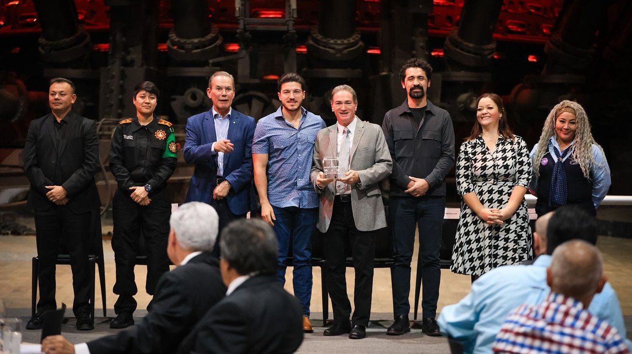 Reconocen labor de operadores de transporte público en Nuevo León