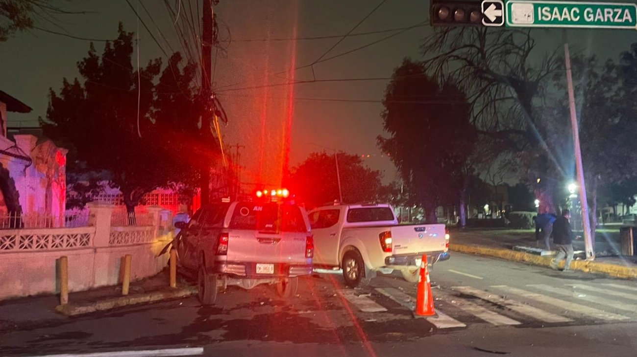 Chocan vehículos en Doctor Coss e Isaac Garza en Monterrey