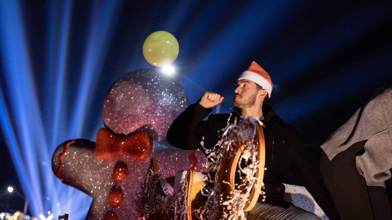 Recorre el gobernador Monterrey con el Gran Desfile Navideño 2025