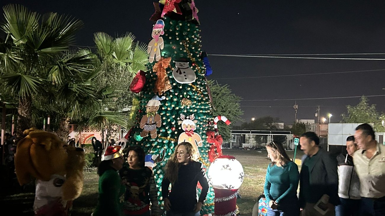 COBAT 22 celebra encendido del pino y villa navideña